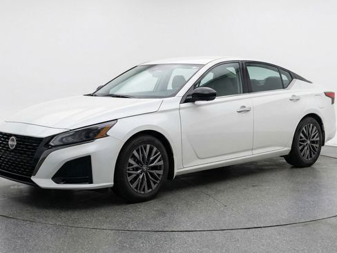 Used 2025 Nissan Altima 2.5 SV FWD image 3