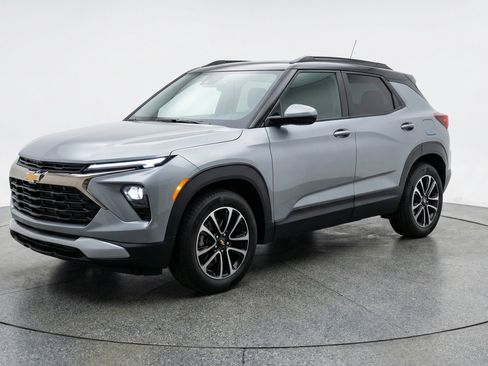 Used 2025 Chevrolet TrailBlazer LT w/ Driver Confidence Package image 3