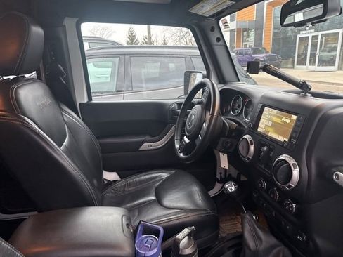 Used 2017 Jeep Wrangler Unlimited Sahara w/ Connectivity Group image 14