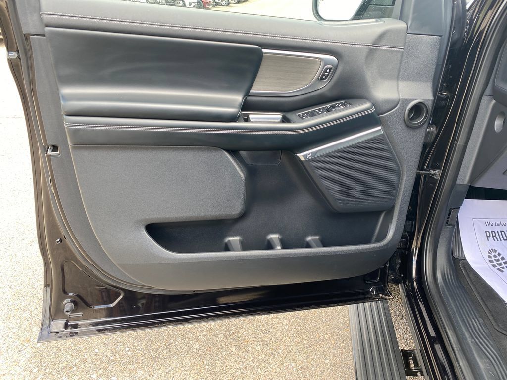 Used 2025 Ford Expedition Platinum AWD/4WD image 25