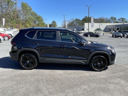 Used 2025 Volkswagen Taos SE w/ Panoramic Sunroof Package image 2