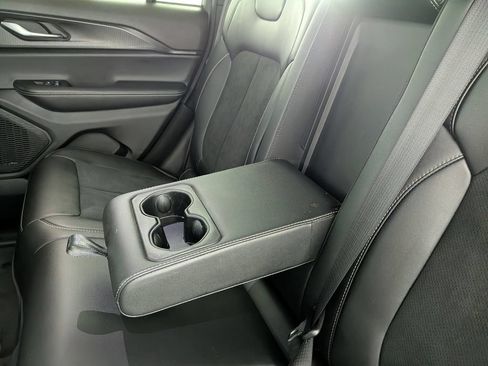 Certified 2025 Jeep Grand Cherokee Altitude AWD/4WD image 35