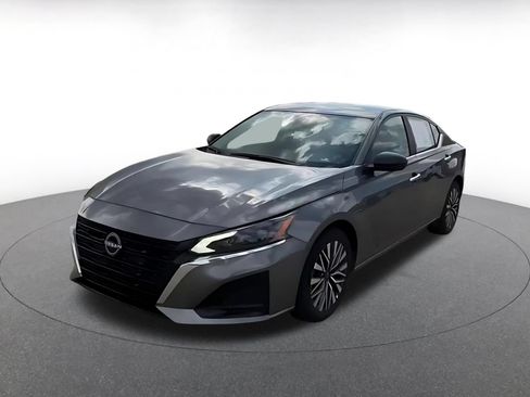 Used 2025 Nissan Altima 2.5 SV FWD image 7