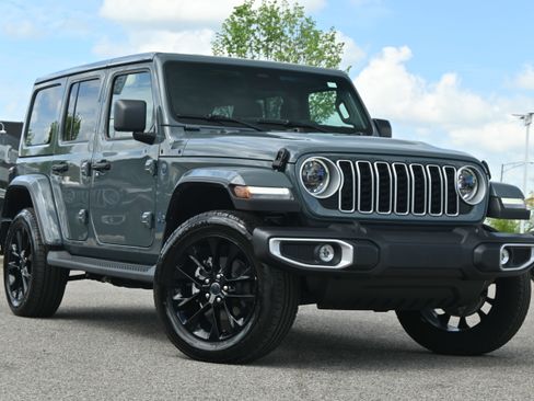 Used 2025 Jeep Wrangler Sahara image 2