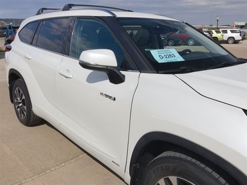 Used 2020 Toyota Highlander XLE AWD/4WD image 10