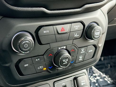 Used 2023 Jeep Renegade Latitude image 11