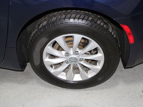 Used 2018 Chrysler Pacifica Touring-L Plus w/ Advanced Safetytec Group FWD image 11