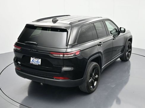 Used 2022 Jeep Grand Cherokee Altitude AWD/4WD image 32