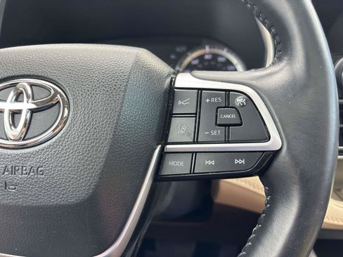 Used 2022 Toyota Highlander XLE AWD/4WD image 20