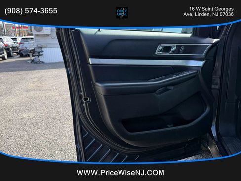 Used 2017 Ford Explorer XLT w/ Equipment Group 202A image 7