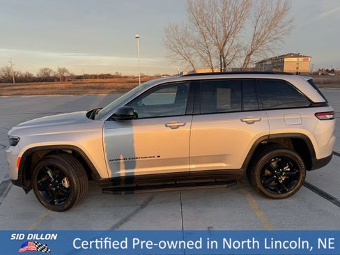 Used 2024 Jeep Grand Cherokee Altitude image 2