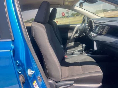 Used 2018 Toyota RAV4 LE FWD image 12