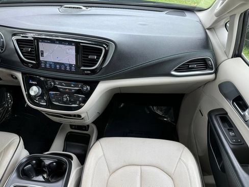 Used 2020 Chrysler Pacifica Limited w/ Advanced Safetytec Group FWD image 30