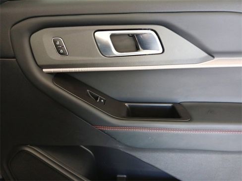 Used 2025 Ford Explorer ST-Line w/ ST-Line Street Pack image 16