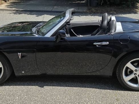 Used 2006 Pontiac Solstice Convertible w/ Premium Package RWD image 2