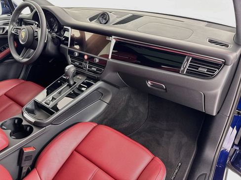 Certified 2025 Porsche Macan AWD/4WD image 31
