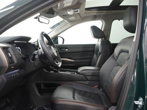 Used 2024 Nissan Pathfinder Platinum AWD/4WD image 27