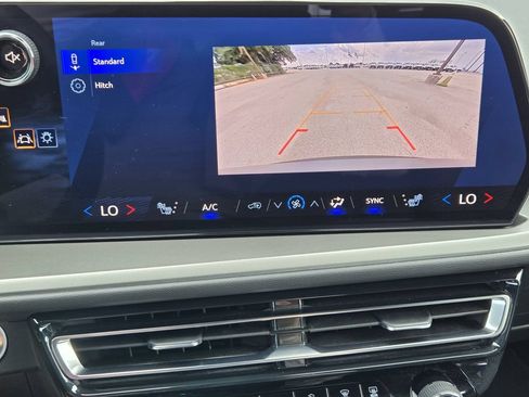 Used 2025 Chevrolet Traverse LT FWD image 18