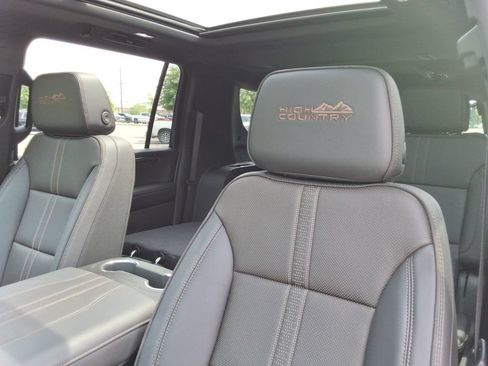 Certified 2026 Chevrolet Suburban High Country AWD/4WD image 25
