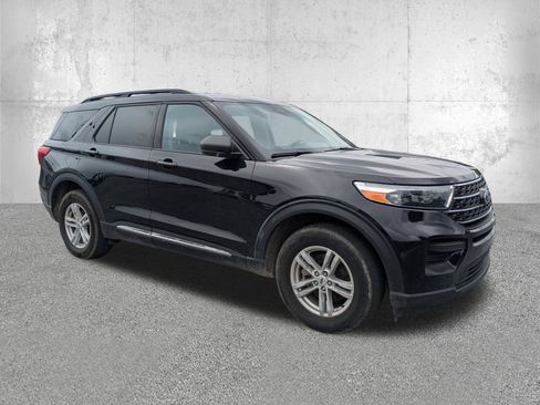 Used 2023 Ford Explorer XLT AWD/4WD image 2