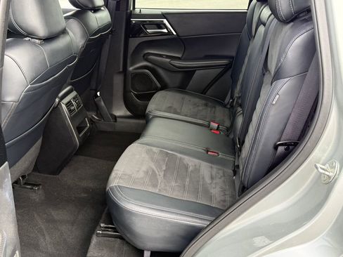 Used 2024 Mitsubishi Outlander SE image 16