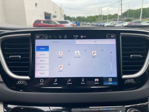 Used 2023 Chrysler Pacifica Touring-L FWD image 12