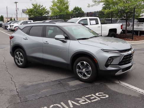 Used 2025 Chevrolet Blazer LT w/ Convenience Package FWD image 2