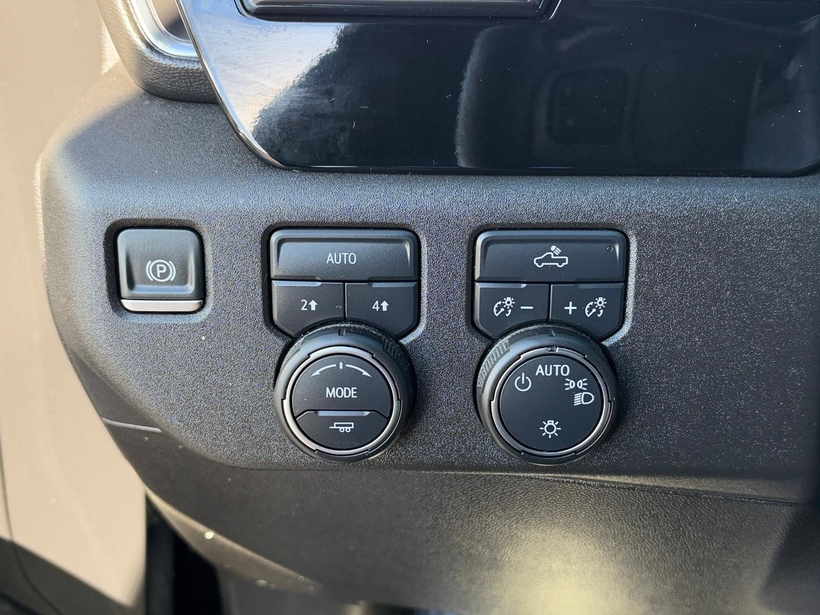 Used 2025 Chevrolet Silverado 1500 LT AWD/4WD image 14