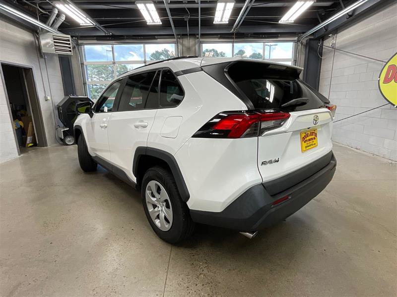 Used 2021 Toyota RAV4 LE FWD image 3