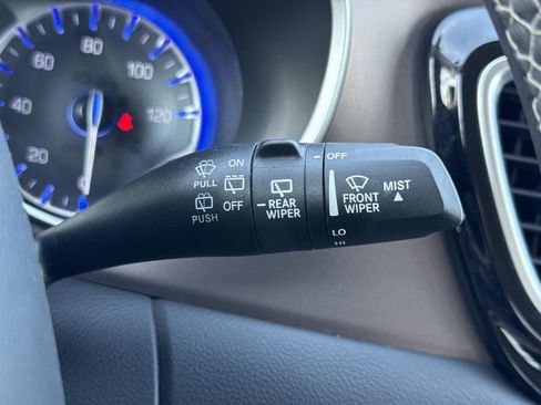 Used 2023 Chrysler Voyager LX image 17