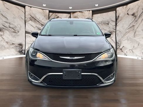 Used 2017 Chrysler Pacifica Touring-L image 2