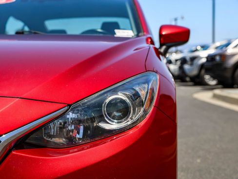 Used 2016 MAZDA MAZDA3 i Touring w/ Popular Equipment Package FWD image 10