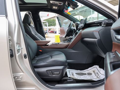 Used 2024 Toyota Venza Limited AWD/4WD image 39