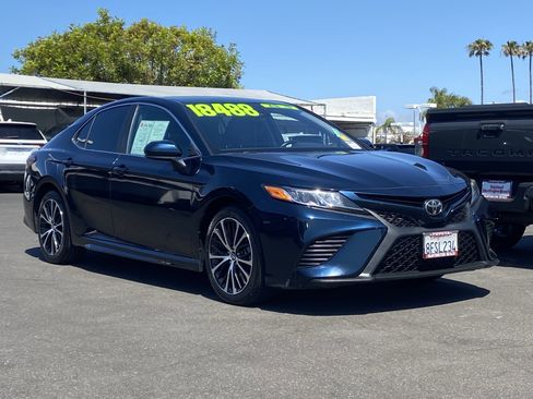 Used 2018 Toyota Camry SE FWD image 2