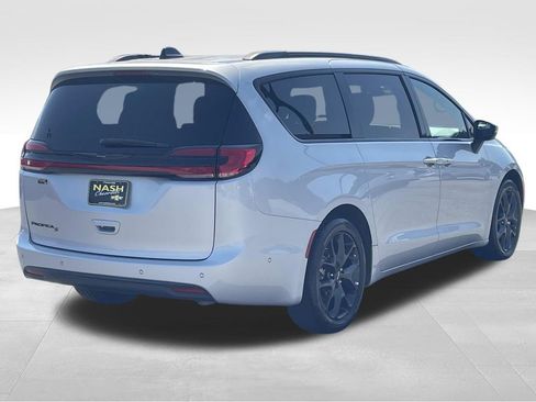 Used 2023 Chrysler Pacifica Touring-L w/ S Appearance Package FWD image 3
