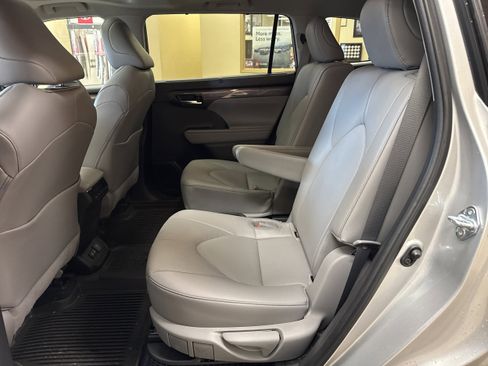 Used 2023 Toyota Highlander Limited image 7