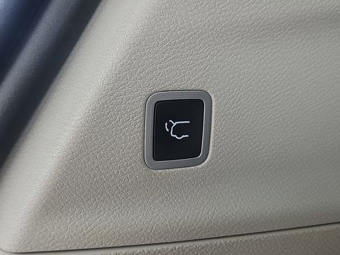 Used 2022 Chrysler Pacifica Limited AWD/4WD image 15