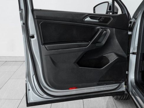 Used 2021 Volkswagen Tiguan SE R-Line image 41