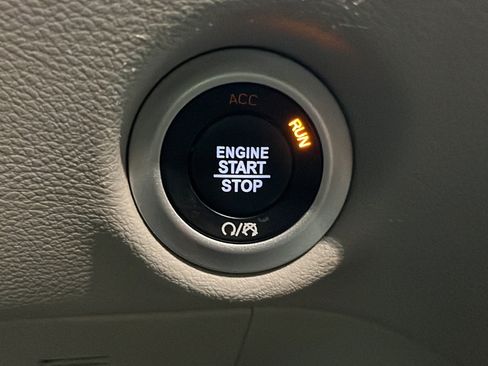 Used 2024 Chrysler Pacifica Touring-L FWD image 22
