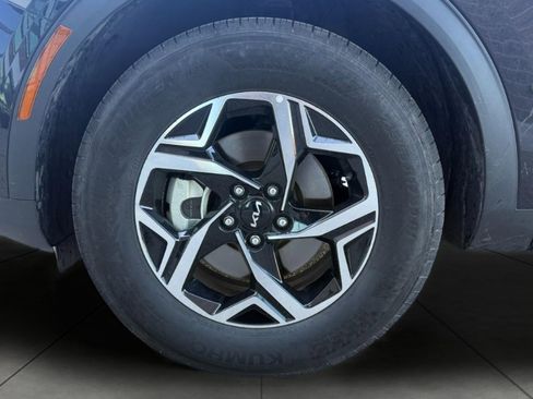 Used 2025 Kia Sportage LX image 7