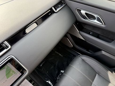 Used 2023 Land Rover Range Rover Velar R-Dynamic S image 32