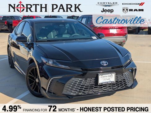 Used 2025 Toyota Camry SE image 1