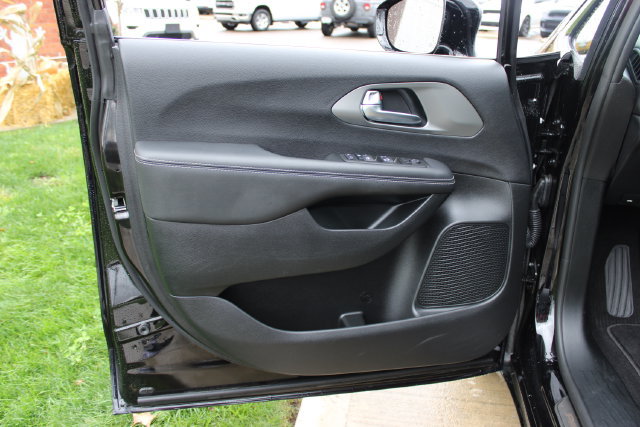 Used 2025 Chrysler Voyager LX FWD image 8