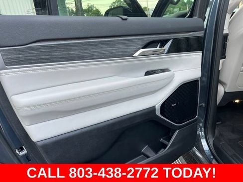 Used 2023 Jeep Wagoneer Series III w/ Premium Group I AWD/4WD image 11