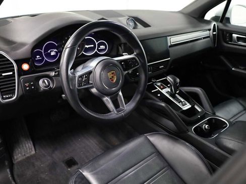 Certified 2023 Porsche Cayenne Platinum Edition image 4