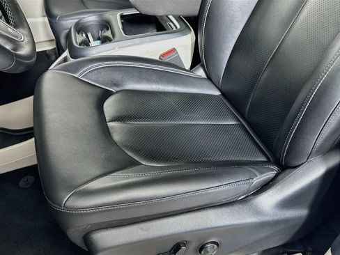Used 2024 Chrysler Pacifica Touring-L FWD image 18