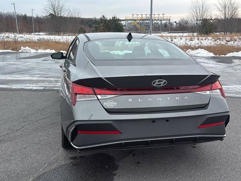 Used 2025 Hyundai Elantra SE image 9