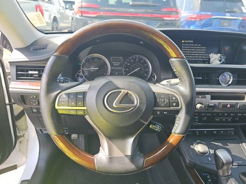 Used 2017 Lexus ES 350 w/ Luxury Package FWD image 5