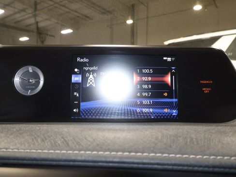 Used 2022 Lexus UX 200 w/ Premium Package image 12