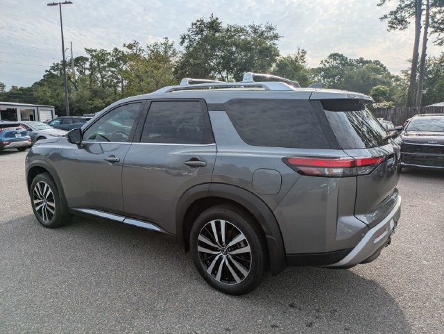 Used 2025 Nissan Pathfinder Platinum w/ Black Appearance Package FWD image 6